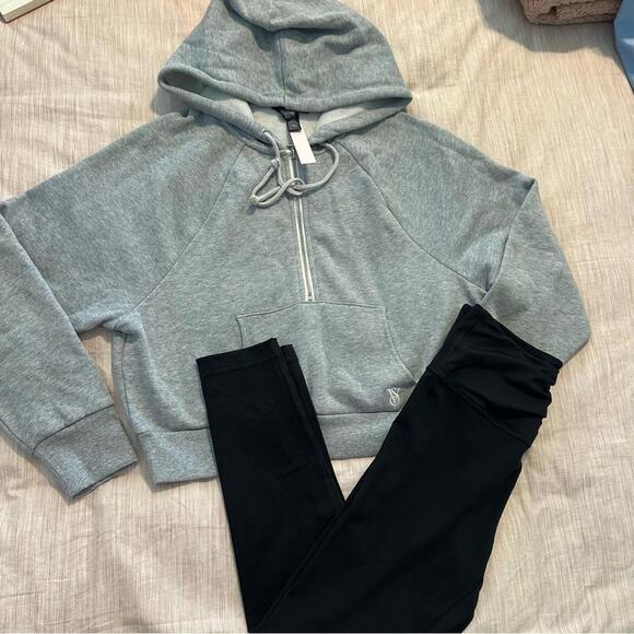 Victoria’s Secret On Point Activewear set - Picture 2 of 5